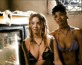 Cortney Palm, Cameron Richardson, Sydney Sweeney, Joi Liaye - Dead Ant (2017)