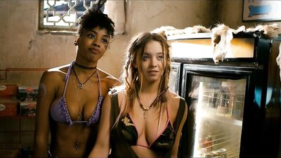 Cortney Palm, Cameron Richardson, Sydney Sweeney, Joi Liaye - Dead Ant (2017)