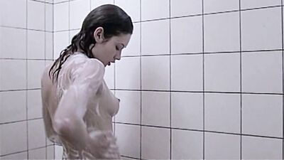 Olga Kurylenko - L'annulaire (2005, slow-mo)