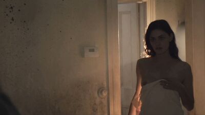Phoebe Tonkin - Bloom (s01e02, 2019)