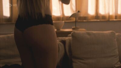 Florence Pugh - Marcella (s01 e01e02, 2016)