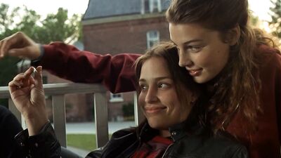 Piper Perabo, Jessica Paré - Lost and Delirious (2001)
