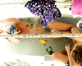 Ludivine Sagnier, Diane Kruger - Pieds nus sur les limaces (2010)