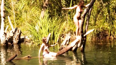 Ludivine Sagnier, Diane Kruger - Pieds nus sur les limaces (2010)