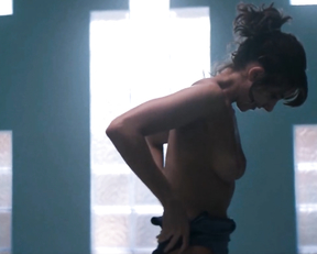 Alison Brie - Glow (s01 e01, 2017)