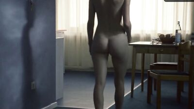 Lena Lauzemis, Vicky Krieps - Das Zimmermädchen Lynn (2014)
