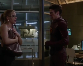 Arrow Memorial Edition: Emily Bett Rickards' Fiery Felicity Smoak Plot In The Flash - Film nackt