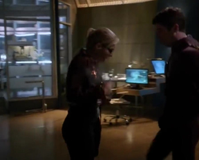 Arrow Memorial Edition: Emily Bett Rickards' Fiery Felicity Smoak Plot In The Flash - Film nackt