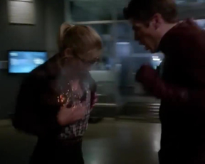 Arrow Memorial Edition: Emily Bett Rickards' Fiery Felicity Smoak Plot In The Flash - Film nackt