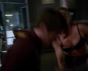 Arrow Memorial Edition: Emily Bett Rickards' Fiery Felicity Smoak Plot In The Flash - Film nackt
