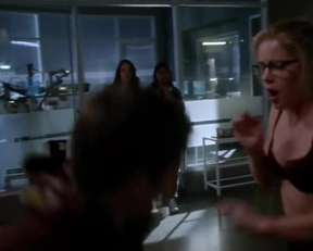 Arrow Memorial Edition: Emily Bett Rickards' Fiery Felicity Smoak Plot In The Flash - Film nackt