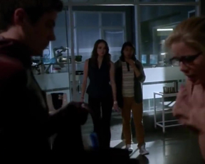Arrow Memorial Edition: Emily Bett Rickards' Fiery Felicity Smoak Plot In The Flash - Film nackt