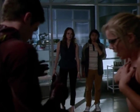 Arrow Memorial Edition: Emily Bett Rickards' Fiery Felicity Smoak Plot In The Flash - Film nackt