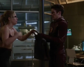 Arrow Memorial Edition: Emily Bett Rickards' Fiery Felicity Smoak Plot In The Flash - Film nackt