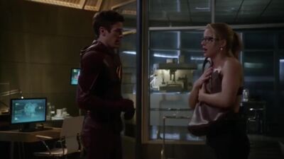 Arrow Memorial Edition: Emily Bett Rickards' Fiery Felicity Smoak Plot In The Flash - Film nackt