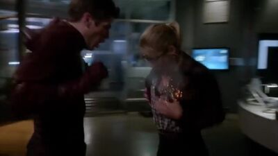 Arrow Memorial Edition: Emily Bett Rickards' Fiery Felicity Smoak Plot In The Flash - Film nackt