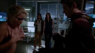 Arrow Memorial Edition: Emily Bett Rickards' Fiery Felicity Smoak Plot In The Flash - Film nackt