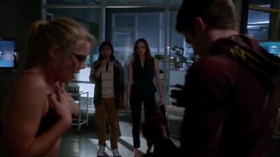 Arrow Memorial Edition: Emily Bett Rickards' Fiery Felicity Smoak Plot In The Flash - Film nackt