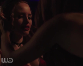 Madelaine Petsch  Vanessa Morgan Riverdale Plot - Film nackt