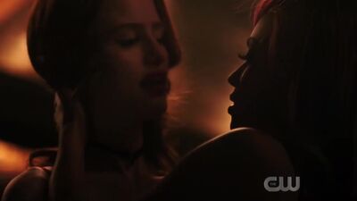 Madelaine Petsch  Vanessa Morgan Riverdale Plot - Film nackt