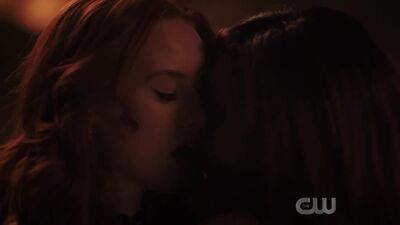 Madelaine Petsch  Vanessa Morgan Riverdale Plot - Film nackt