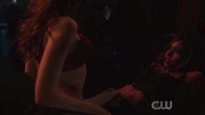 Madelaine Petsch  Vanessa Morgan Riverdale Plot - Film nackt