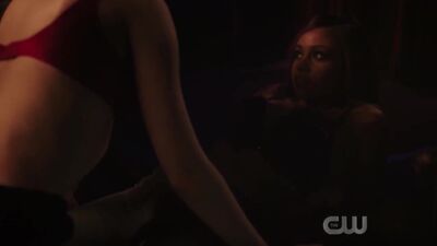 Madelaine Petsch  Vanessa Morgan Riverdale Plot - Film nackt