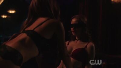 Madelaine Petsch  Vanessa Morgan Riverdale Plot - Film nackt