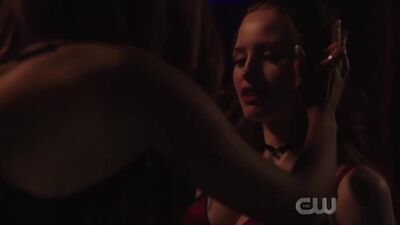 Madelaine Petsch  Vanessa Morgan Riverdale Plot - Film nackt