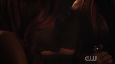 Madelaine Petsch  Vanessa Morgan Riverdale Plot - Film nackt