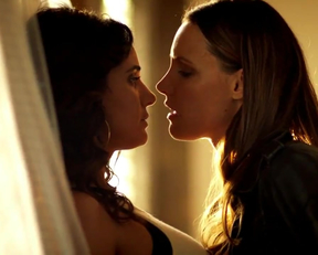 Emmanuelle Chriqui And KaDee Strickland From Shut Eye S1 E1 - Film nackt