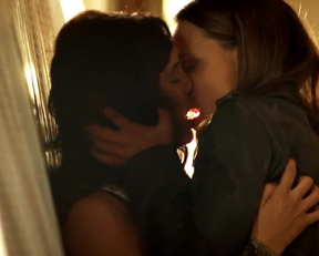 Emmanuelle Chriqui And KaDee Strickland From Shut Eye S1 E1 - Film nackt