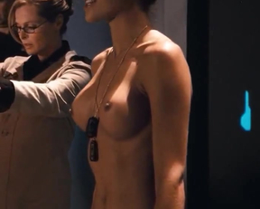 Tanya Van Graan In Starship Troopers 3 Marauder - Film nackt