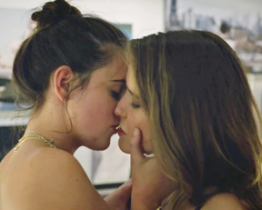 Sophia Bush And Jacqueline Toboni In Easy - Film nackt