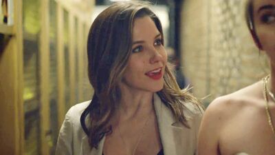 Sophia Bush And Jacqueline Toboni In Easy - Film nackt
