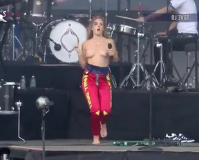 Tove Lo Showing Plot At A Concert - Film nackt