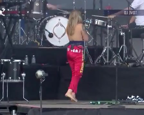 Tove Lo Showing Plot At A Concert - Film nackt