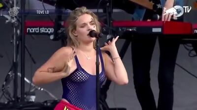 Tove Lo Showing Plot At A Concert - Film nackt