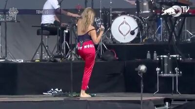 Tove Lo Showing Plot At A Concert - Film nackt