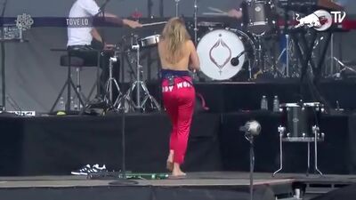 Tove Lo Showing Plot At A Concert - Film nackt