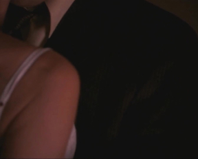 Kari Wuhrer Showing Her Plots - Spider's Web - Film nackt