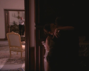 Kari Wuhrer Showing Her Plots - Spider's Web - Film nackt