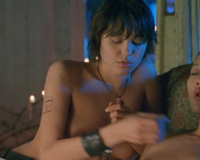 Angelina Jolie At 21 - Foxfire - Film nackt