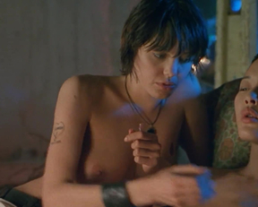 Angelina Jolie At 21 - Foxfire - Film nackt
