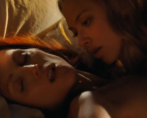 Amanda Seyfried Pleasuring Julianne Moore In Chloe - Film nackt