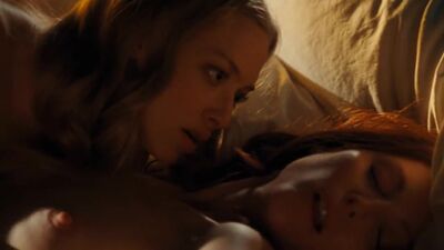 Amanda Seyfried Pleasuring Julianne Moore In Chloe - Film nackt