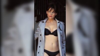Carla Gugino In Esquire - Film nackt