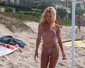 Pamela Anderson In Season 3 Of Baywatch, Her Body Saves Lives - Film nackt