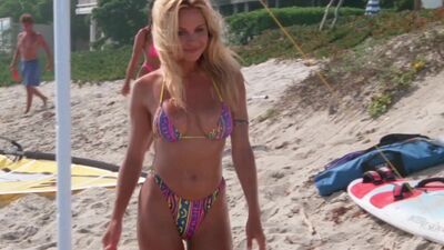 Pamela Anderson In Season 3 Of Baywatch, Her Body Saves Lives - Film nackt