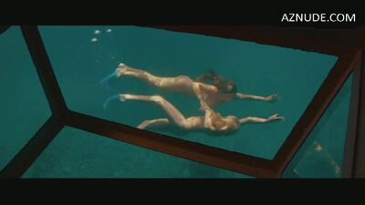 Part 2 Of Kelly Brooke, Riley Steele Full Frontal Plot In Piranha 3D - Film nackt